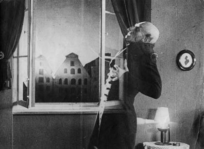 El actor alemán Max Schreck (1879 - 1936), como el vampiro Conde Orlok, siendo destruido por la luz del sol