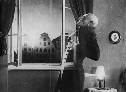 El actor alemán Max Schreck, como el vampiro Conde Orlok, siendo destruido por la luz del sol, en un fotograma de la película de terror expresionista de F. W. Murnau