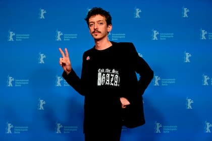 El actor argentino Nahuel Perez Biscayart posó con una consigna en su remera negra: "Terminen con al asedio a Gaza", rezaba la prenda