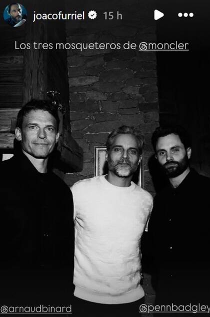 El actor argentino posó para las cámaras con otros representantes de la firma Moncler