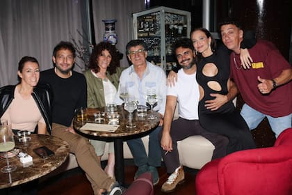 El actor Ariel Staltari y su novia Gabriela, Julio (el papá de Gonzalo) y su pareja Mabel, Gonzalo, Brenda y Gonzalo Suárez, que compartió temporada de "Escape Room" con la homenajeada de la noche.
