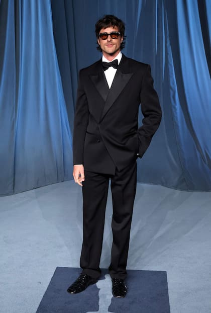 El actor australiano Jacob Elordi también desfiló por la alfombra azul con los lentes de sol puestos