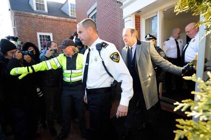 El actor al salir del juzgado luego de que se lo sentenciara a pagar 31 millones de dólares a la productora de House of Cards en concepto de indemnización