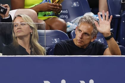 El actor Ben Stiller y su esposa, Christine Taylor, miran el partido entre Diego Schwartzman y Jack Sock