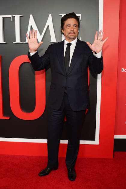 El actor Benicio Del Toro, muy correcto con un traje en negro que completó con una sobria corbata