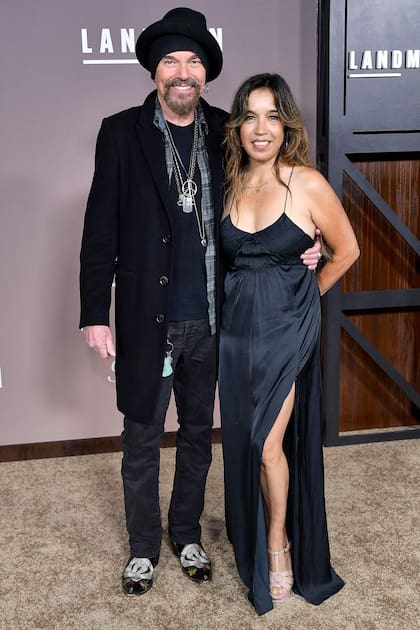 El actor Billy Bob Thornton, protagonista de la serie, fue al estreno acompañado por su esposa, Connie Angland. Landman, la nueva apuesta de Paramound+, trata sobre la búsqueda de fortuna en el mundo petrolero. Es una historia de obreros y multimillonarios que impulsan un negocio que transforma el clima, la economía y la geopolítica