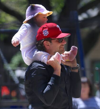 El actor Bradley Cooper con su hija en los hombros