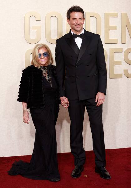 El actor Bradley Cooper, nominado a mejor director y mejor actor por su trabajo en Maestro, fue a la ceremonia junto a su madre, Gloria Campano, quien eligió un vestido largo negro para la ocasión