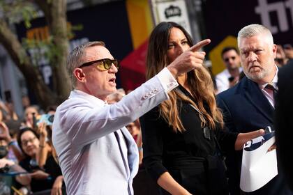 El actor británico Daniel Craig llega para el estreno de Glass Onion: Un misterio de Knives Out  durante el Festival Internacional de Cine de Toronto 