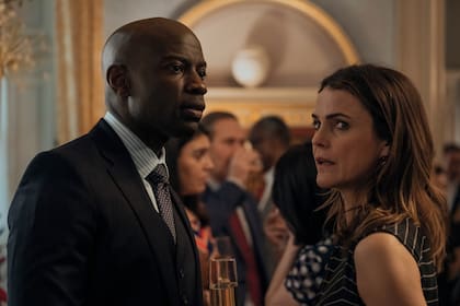 El actor británico David Gyasi vuelve a lucirse como el ministro de relaciones exteriores Austin Dennison quien tiene un vínculo complicado con el personaje central