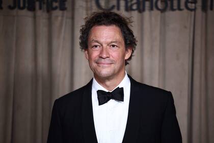 El actor británico Dominic West posó elegante frente a los flashes