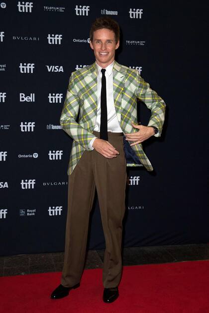 El actor británico Eddie Redmayne con su llamativo look durante la alfombra roja del Festival de Toronto