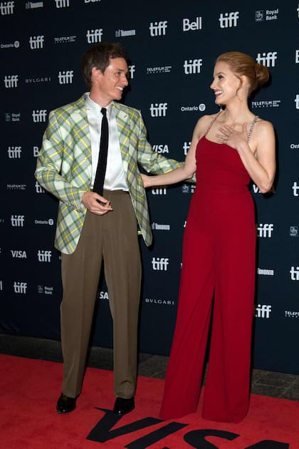 El actor británico Eddie Redmayne y la actriz estadounidense Jessica Chastain, divertidos en la alfombra roja durante el Festival Internacional de Cine de Toronto