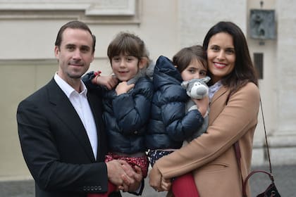 El actor británico Joseph Fiennes, su esposa María Dolores Diéguez y sus hijas en la plaza de San Pedro ante la audiencia general semanal del Papa Francisco, en 2016