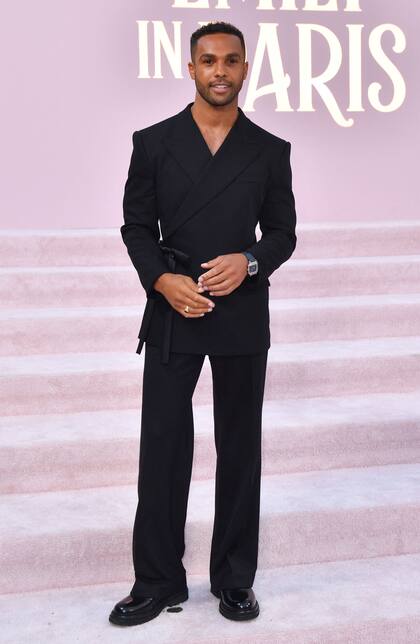 El actor británico Lucien Laviscount, quien le da vida a Alfred “Alfie” Peterson, posó para los fotógrafos con un look total black