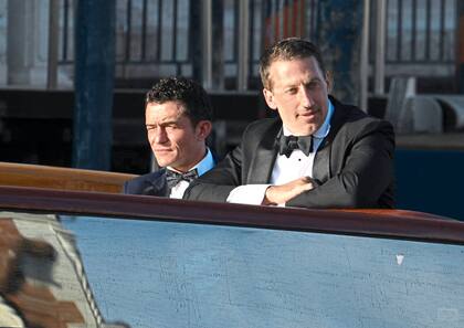 El actor británico Orlando Bloom (izq.)