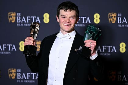 El actor británico Robert Aramayo con sus dos estatuillas