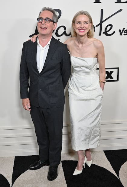 El actor británico Tom Hollander y Naomi Watts son los encargados de la dinámica principal del relato: Hollander como el histriónico Capote y Naomi Watts como la frágil Babe