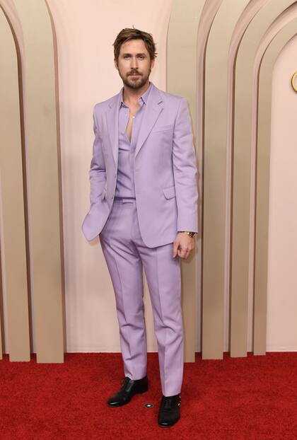 El actor canadiense Ryan Gosling, nominado por interpretar a Ken en Barbie, la película inspirada en la icónica muñeca articulada, optó por un traje lavanda que combinó con zapatos negros