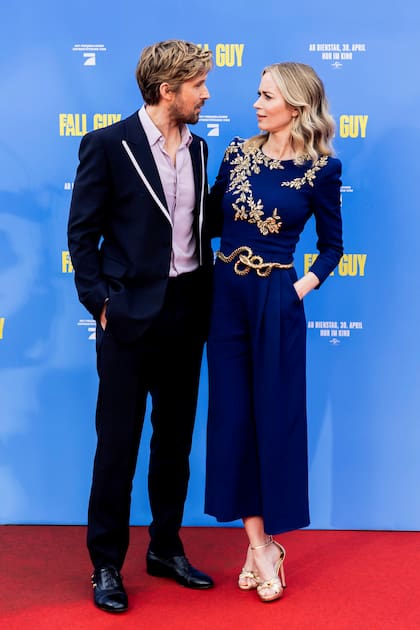 El actor canadiense Ryan Gosling y la actriz británica Emily Blunt pasaron por Berlín para asistir al estreno europeo de The Fall Guy, el film que los tiene como protagonistas.  Mientras Gosling eligió una camisa lila y un traje azul marino de Gucci, Blunt se destacó con un mono de Jenny Packham