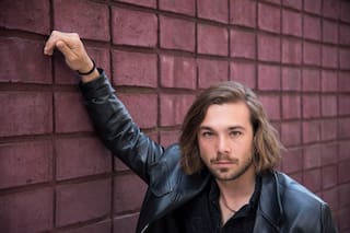 Carlos Cuevas y su foto con Merlí que ilusiona a los seguidores de la serie