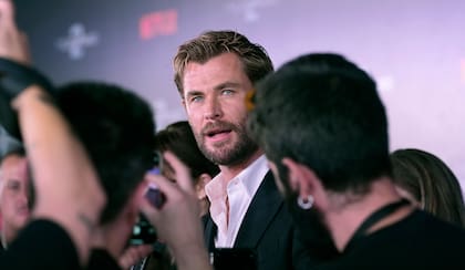 El actor Chris Hemsworth charló con los periodistas que se acercaron hasta la premiere de Misión de rescate 2 en Madrid