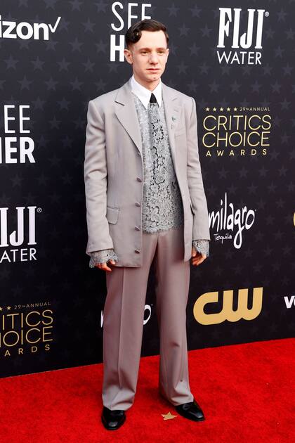 El actor Chris Perfetti eligió un sobrio traje gris al que levantó con detalles de encaje