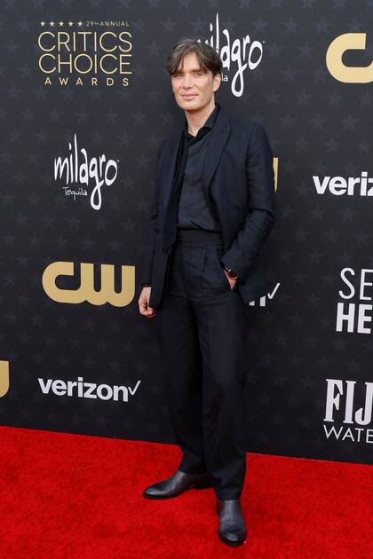 El actor Cillian Murphy, quien viene de alzarse con un Globo de Oro por su trabajo en Oppenheimer, optó por un look total black sin corbata ni moño