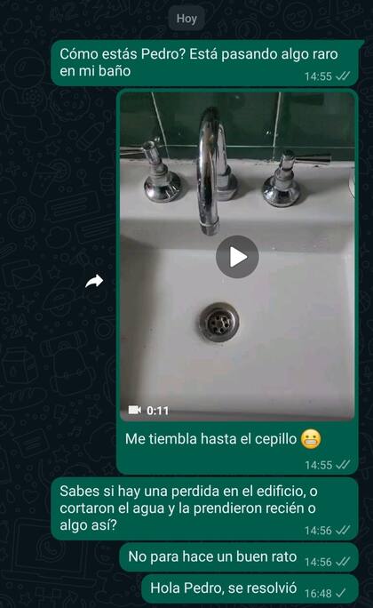 El actor compartió la conversación que tuvo con el encargado de su edificio por el ruido en el baño (Foto: Twitter @santikorovsky)