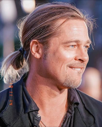 El actor con el peinado "bun"