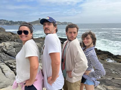 El actor con sus cuatro hermanos: Javiera, Nicolás y Lux (Foto: Instagram @pascalispunk)