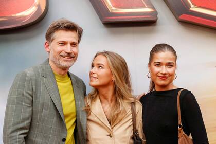 El actor danés Nikolaj Coster-Waldau asistió a esta premiere con sus hijas Safina y Fillippa Coster-Waldau 