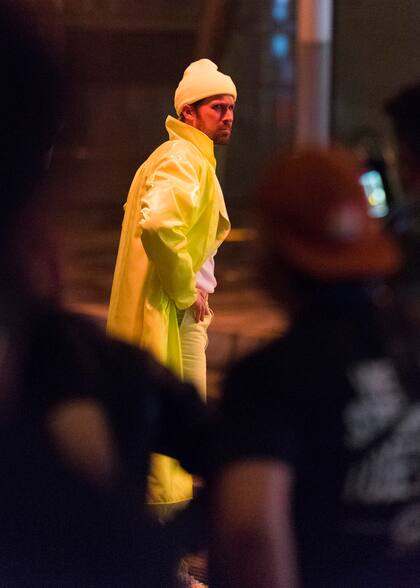 El actor de 41 años vestía un impermeable amarillo, un gorro del mismo color y zapatillas gruesas
