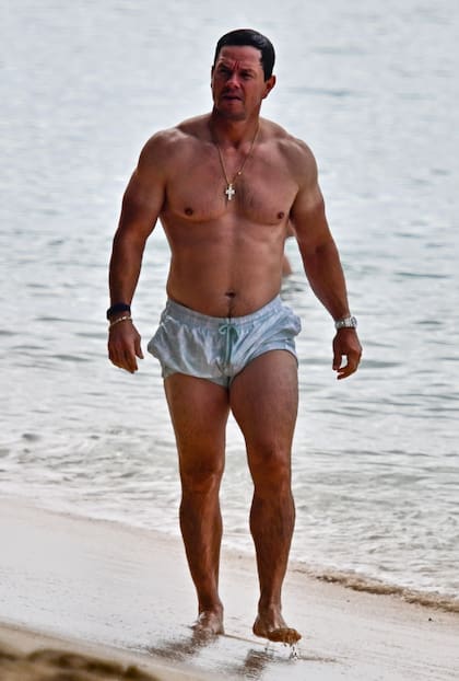 El actor de 54 mostró, una vez más, bajo el sol caribeño su cuerpo trabajado, luciendo un traje de baño muy corto, mientras que su esposa, al mejor estilo Baywatch, optó por una malla enteriza colorada