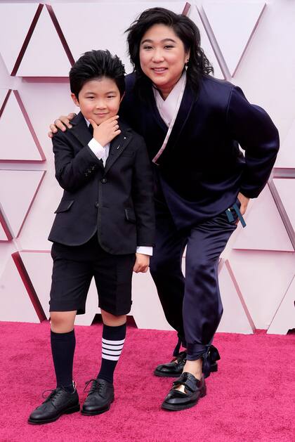 El actor de 9 años, Alan S. Kim, revelación por su papel en Minari, llegó a la alfombra roja con su mamá Vicky Kim