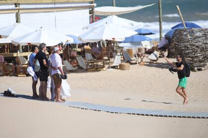 El actor de El reino se prestó a oficiar de fotógrafo para un grupo de personas