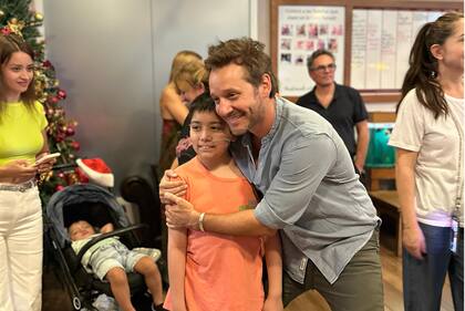 El actor de El último de nosotros se acercó hasta el lugar junto con la asociación El otro me importa y no dudó en abrazarse y posar con los niños que viven allí y con sus familias. Vicuña charló con los pequeños, les llevó regalos y les brindó todo su cariño. Los niños, por su parte, se mostraron felices y agradecidos