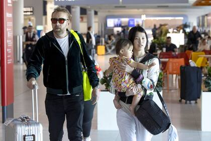 El actor de Hollywood Nicolas Cage, su esposa Riko y su hija fueron vistos llegando a Perth, Australia