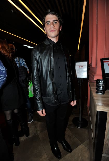 El actor de La sociedad de la nieve Felipe González Otaño también dijo presente en el DOT Shopping Baires con un look total black