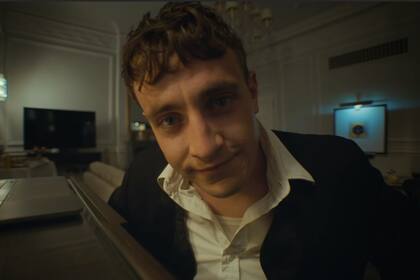 El actor de Normal People protagoniza el video de "Scarlet"