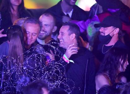 El actor de Titanic participó de una fiesta junto a la ex de Bradley Cooper