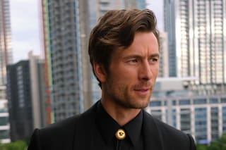 La razón por la que Glen Powell abandona Hollywood y regresa a su Texas natal: “Todo es un mundo falso”