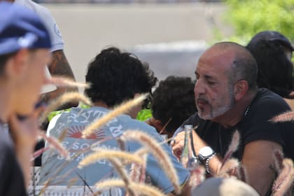 El actor desembarcó en uno de los paradores playeros de la zona para almorzar en compañía de amigos