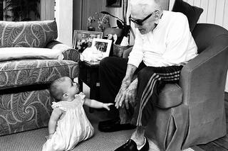 Kirk Douglas y la dulce foto con su bisnieta de ocho meses