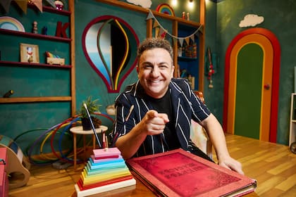 El actor dispuso un escritorio en su set para realizar juegos a distancia con el público a través de los dispositivos de videoconferencia