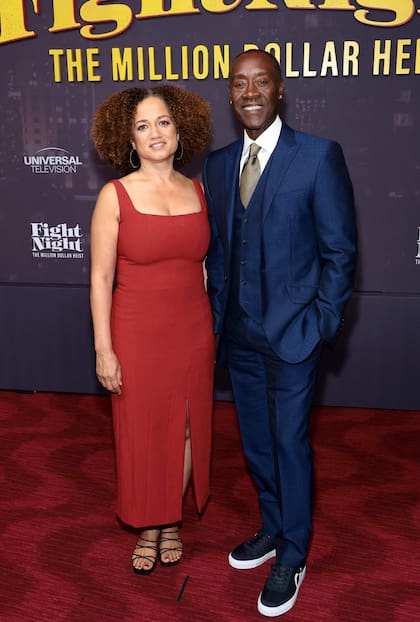 El actor Don Cheadle y su esposa, Bridgid Coulter, en el estreno neoyorkino de la serie Fight Night: The Million Dollar Heist