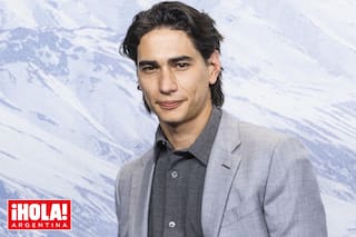 Brilla en "La sociedad de la nieve", lo comparan con Adam Driver y estaría saliendo con una cantante española