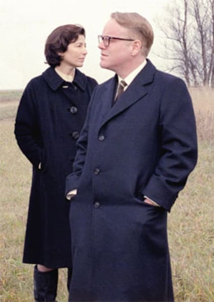 El actor de Capote, en el film sobre el escritor, junto a Catherine Keener, quien interpretó a Harper Lee
