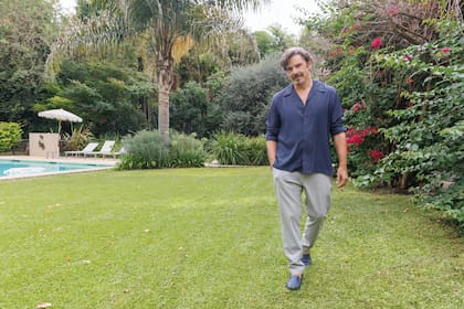 El actor, en el jardín, en la zona de la pileta. Asegura que le encanta ocuparse de las plantas y de la huerta que tienen con Araceli