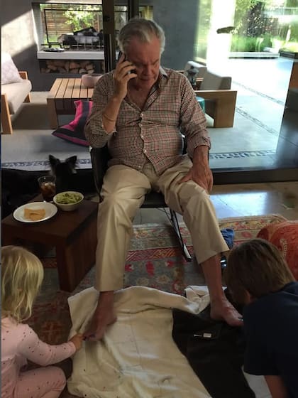 El actor, en su casa, junto a sus nietos, preparándose para festejar su cumpleaños